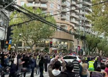 Les marchés chinois s’effondrent alors que des protestations éclatent contre les blocages de Covid