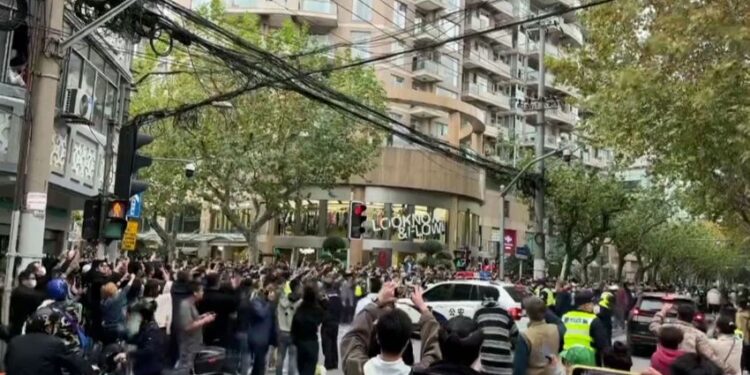 Les marchés chinois s’effondrent alors que des protestations éclatent contre les blocages de Covid