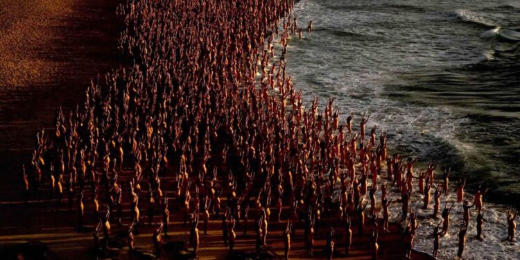 Un artiste Américain rassemble 2.500 volontaires pour une séance photo nue de masse sur une plage