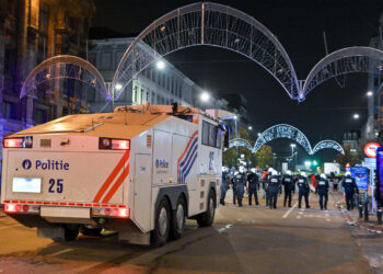 La police à nouveau présente en masse dans le centre de Bruxelles pour Espagne-Maroc