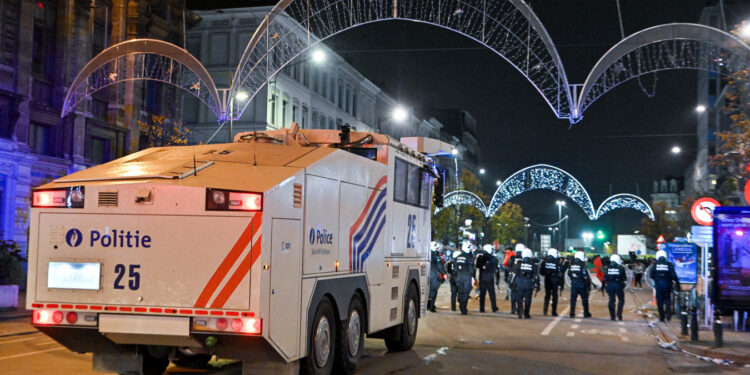 La police à nouveau présente en masse dans le centre de Bruxelles pour Espagne-Maroc