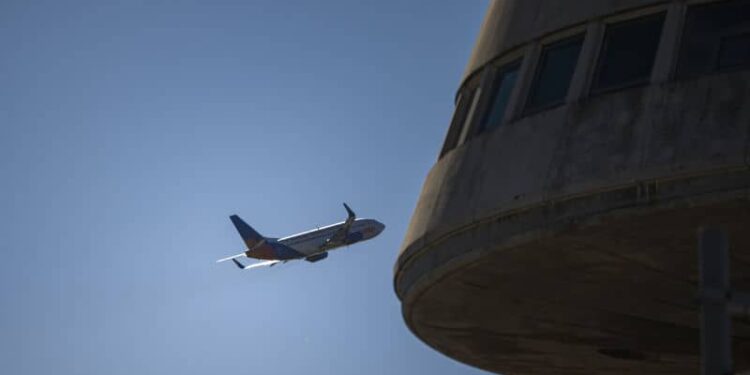 Un avion en provenance du Maroc atterrit d’urgence à Barcelone, des passagers prennent la fuite