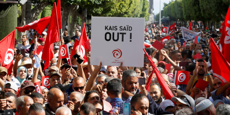 Tunisie : manifestation contre le président à une semaine des législatives