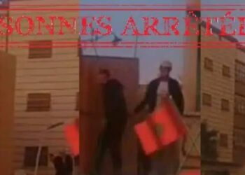 Arrêtés après être montés sur une voiture de la police