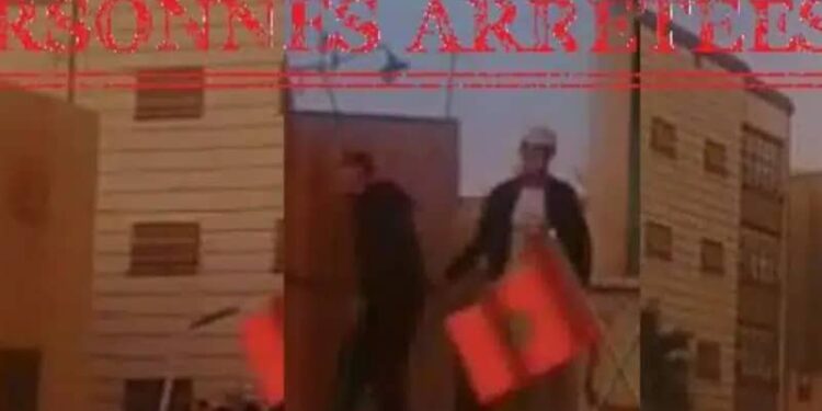 Arrêtés après être montés sur une voiture de la police