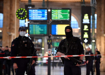 Attaque au couteau à la gare du Nord à Paris: six blessés dont un grave, l’auteur “entre la vie et la mort”