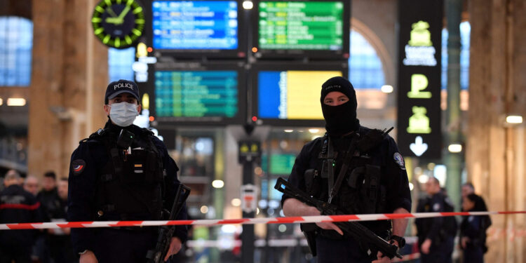 Attaque au couteau à la gare du Nord à Paris: six blessés dont un grave, l’auteur “entre la vie et la mort”