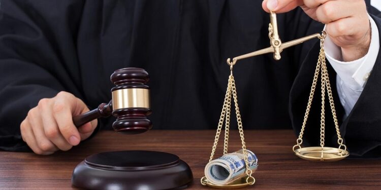 Un juge de Beni Mellal et son intermédiaire poursuivis en état d’arrestation pour corruption