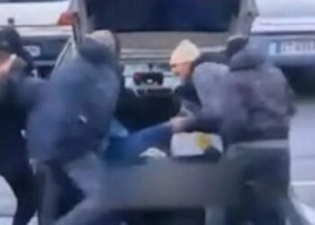 Vidéo: Depuis son appartement, il filme l’enlèvement d’un homme en pleine rue