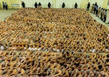 Une immense prison ouvre en El Salvador pour y accueillir de dangereux membres de gangs