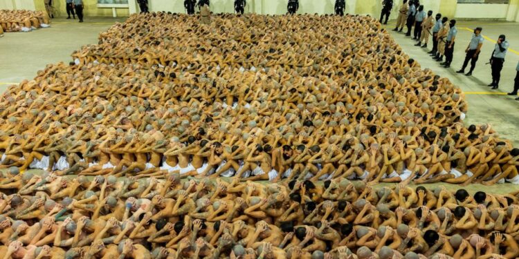 Une immense prison ouvre en El Salvador pour y accueillir de dangereux membres de gangs