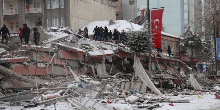 un puissant tremblement de terre ébranle la Turquie et la Syrie, plus de 1.500 morts dans les deux pays