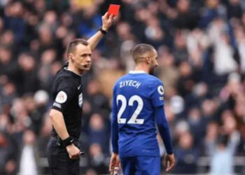 Incident controversé : Ziyech expulsé puis finalement autorisé à continuer de jouer
