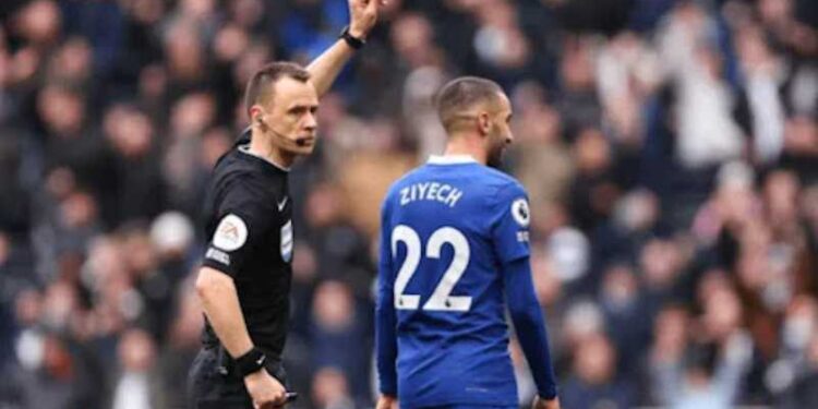 Incident controversé : Ziyech expulsé puis finalement autorisé à continuer de jouer