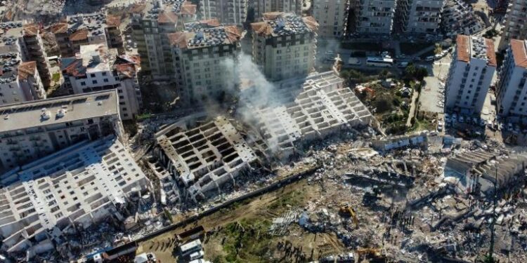 Séisme en Turquie : une douzaine d’entrepreneurs arrêtés après l’effondrement de milliers de bâtiments
