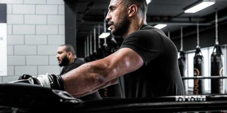 Badr Hari n’a pas encore dit son dernier mot, il retourne sur le ring de Glory