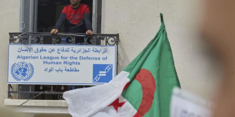 Arrestation de la mère et de la sœur d’Amira Bouraoui, militante politique en Algérie : la répression des voix dissidentes se poursuit