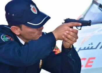 Un inspecteur de police à Safi brandit son arme pour arrêter un suspect armé