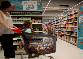 Antivols sur les produits alimentaires basiques : la réponse des supermarchés britanniques à la hausse des vols