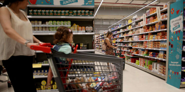 Antivols sur les produits alimentaires basiques : la réponse des supermarchés britanniques à la hausse des vols