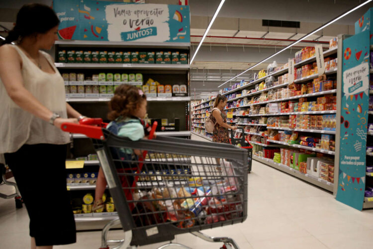 Antivols sur les produits alimentaires basiques : la réponse des supermarchés britanniques à la hausse des vols