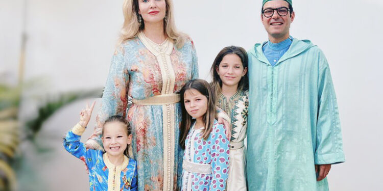 Le Ramadan en famille : les filles du Prince Moulay Ismaïl mettent la main à la pâte pour préparer « chebakias »