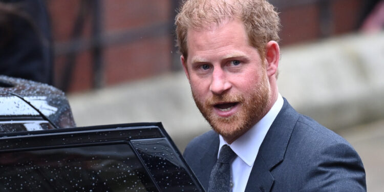 Le prince Harry s’en prend à la famille royale devant la justice