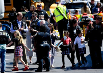 Une fusillade fait six morts dans une école à Nashville : le débat sur les armes à feu relancé