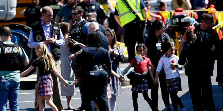 Une fusillade fait six morts dans une école à Nashville : le débat sur les armes à feu relancé