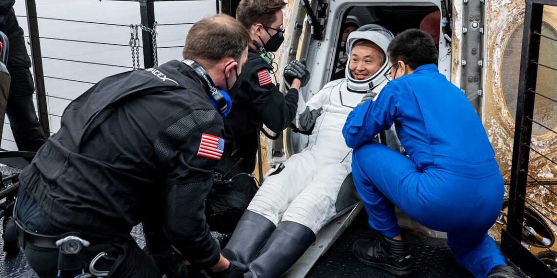 L&rsquo;équipage d&rsquo;un vol SpaceX de retour sur Terre après cinq mois sur l&rsquo;ISS