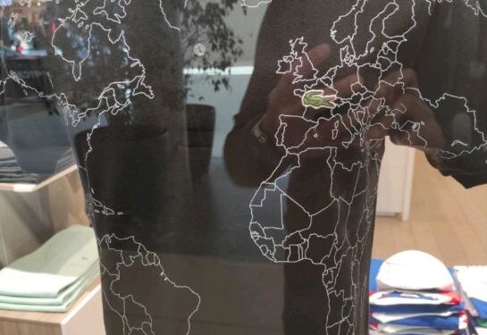 Un t-shirt Lacoste présentant une carte tronquée du Maroc provoque l’indignation et appelle au boycott