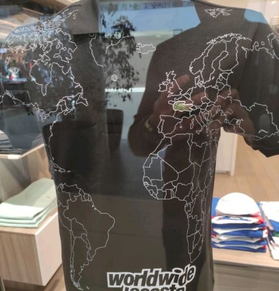 Un t-shirt Lacoste présentant une carte tronquée du Maroc provoque l&rsquo;indignation et appelle au boycott