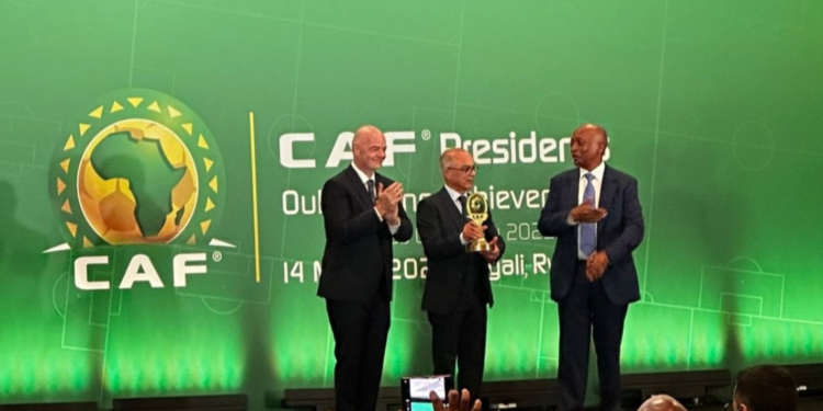 SM le Roi Mohammed VI et le président rwandais Paul Kagame récompensés pour leurs efforts en faveur du développement du football en Afrique