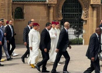 Le prince héritier Moulay Hassan et le prince Moulay Rachid rendent hommage à Abdelwahid Radi lors de ses funérailles
