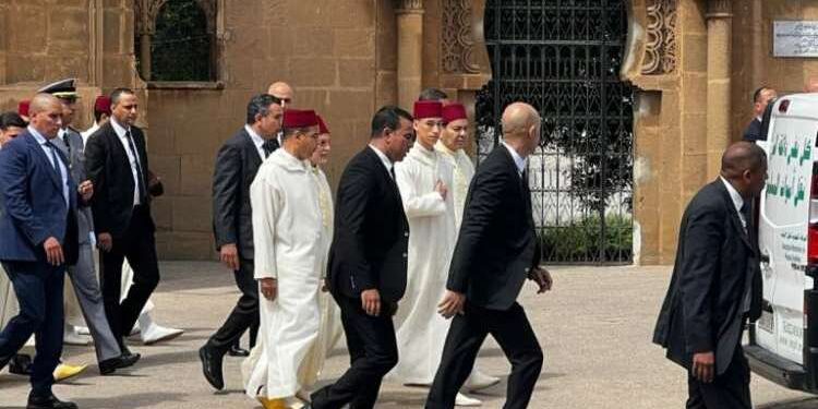Le prince héritier Moulay Hassan et le prince Moulay Rachid rendent hommage à Abdelwahid Radi lors de ses funérailles