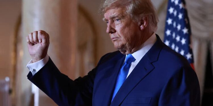 Trump fait un retour fracassant sur Facebook et YouTube, visant un second mandat