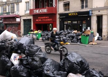 Paris envahie par les déchets suite à la grève