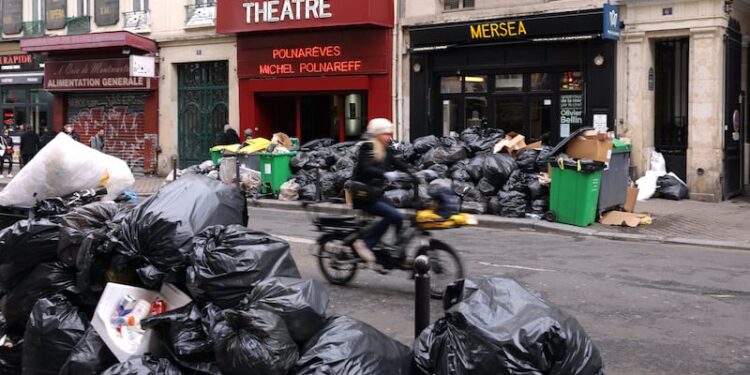Paris envahie par les déchets suite à la grève