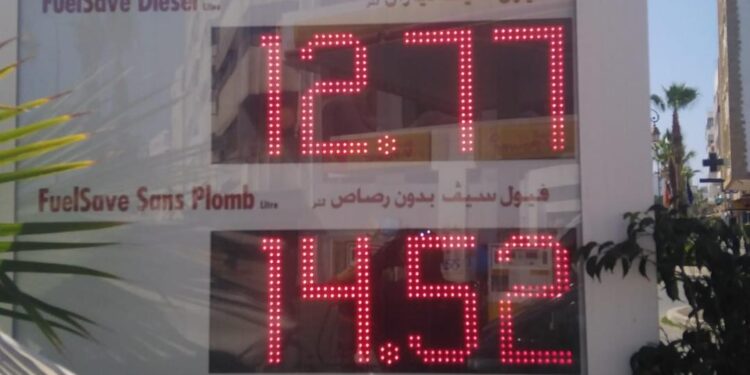 Les fluctuations des prix du carburant : entre annonces médiatiques et réalité à la pompe