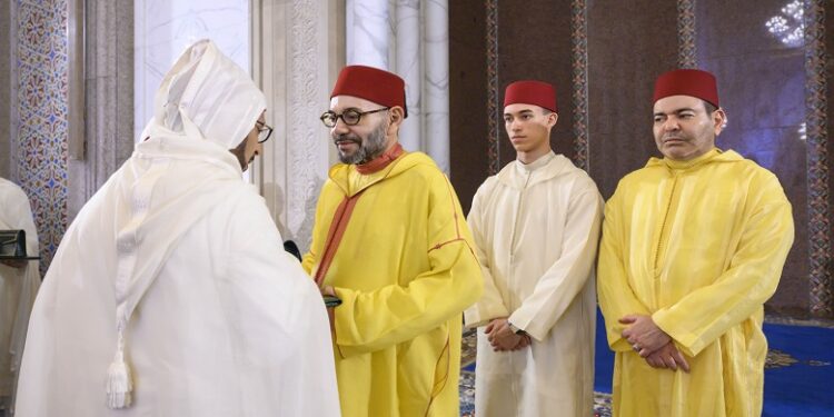 Le Roi Mohammed VI présente les distinctions à l’occasion de Laylat Al-Qadr à la Mosquée Hassan II