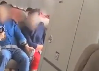 Vidéo: Un passager d’un avion ouvre la porte en plein vol pour se suicider