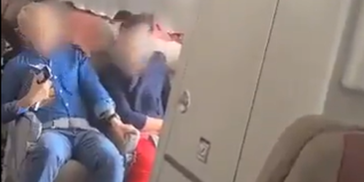Vidéo: Un passager d’un avion ouvre la porte en plein vol pour se suicider