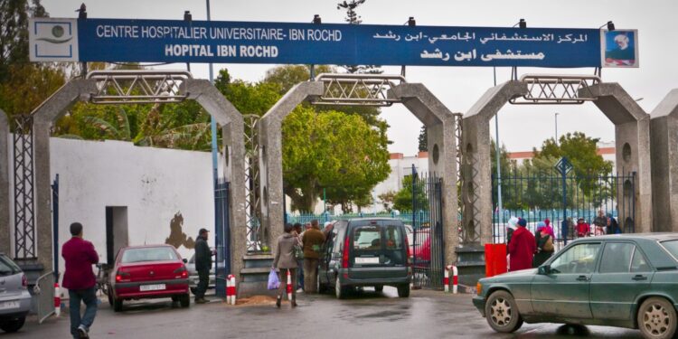 Mort mystérieuse d’un homme âgé devant un hôpital à Casablanca : enquête en cours