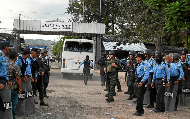 National Police officers transfer inmates of the Women's Social Adaptation Center (CEFAS) prison who were allegedly involved in a fire following a brawl between inmates in Tamara, some 25 kilometers from Tegucigalpa, Honduras, on June 20, 2023. Clashes between rival gangs at a woman's prison in Honduras left at least 41 people dead Tuesday, police told AFP. The violence took place at a prison some 25 kilometers (about 15 miles) north of the capital Tegucigalpa, according to police spokesman Edgardo Barahona, who put the "preliminary" toll at 41. (Photo by Orlando SIERRA / AFP)