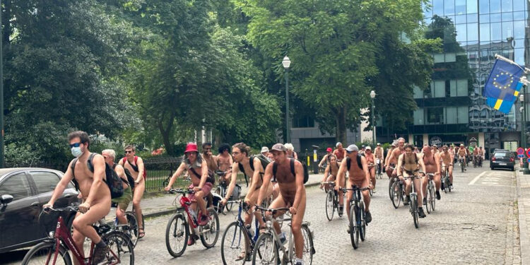 Cyclistes nus à Bruxelles : une manifestation pour la sécurité et la qualité de vie