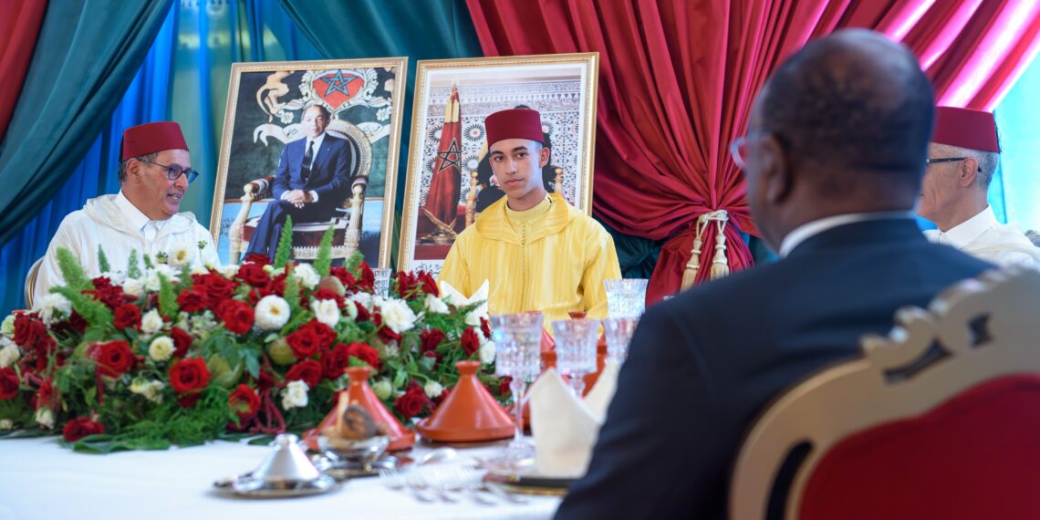 Le Prince Héritier Moulay El Hassan préside un déjeuner en l&rsquo;honneur du 24ème anniversaire de l&rsquo;intronisation de Sa Majesté le Roi