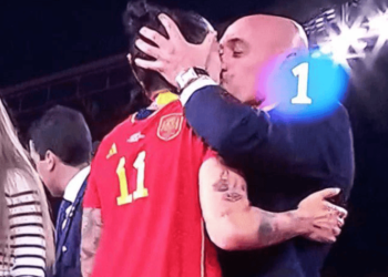 L’Espagne championne du monde, mais un baiser fait polémique : le président de la fédération s’excuse.