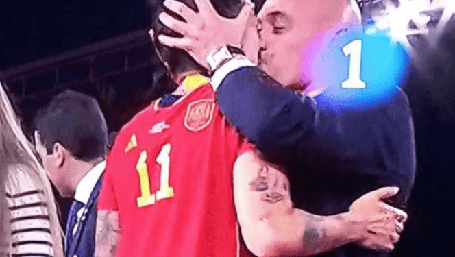 L’Espagne championne du monde, mais un baiser fait polémique : le président de la fédération s’excuse.