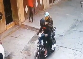 Vidéo: Agression violente et vol en plein jour devant une banque à Salé