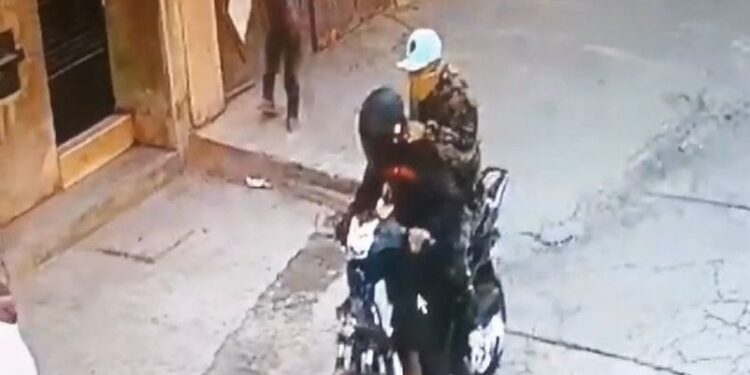 Vidéo: Agression violente et vol en plein jour devant une banque à Salé